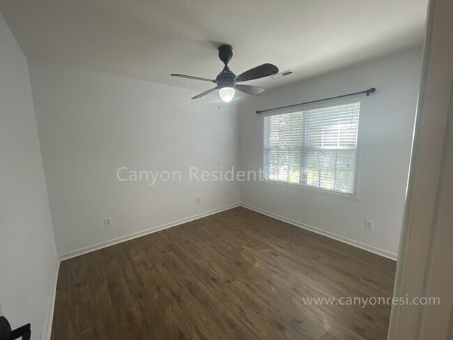Building Photo - Beautiful 3b Room!Move in ready!