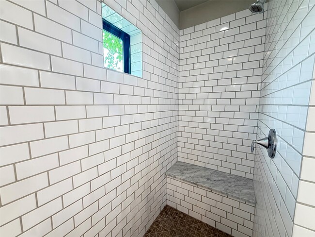 Building Photo - 1220 W 25th St