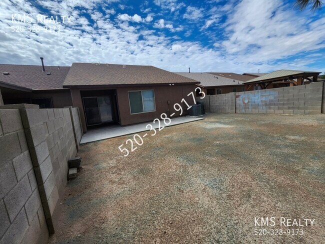 Building Photo - 2035 E Calle Sierra Del Manantial