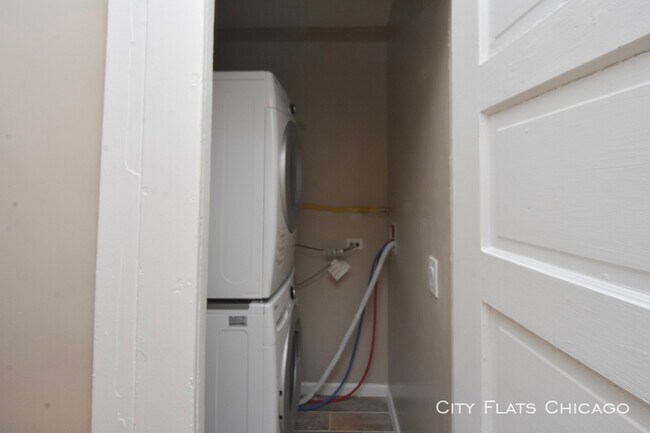 Building Photo - 950 W Addison St