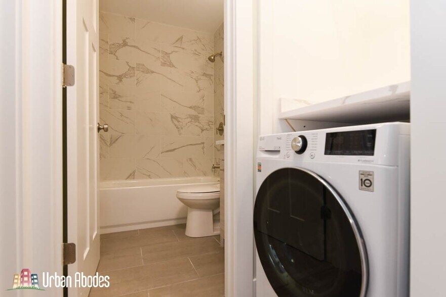 Building Photo - 456 W Barry Ave