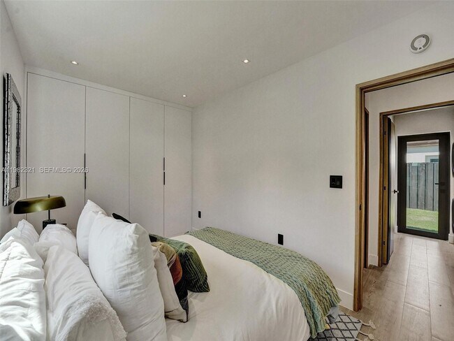 Building Photo - 2066 NE 174th St