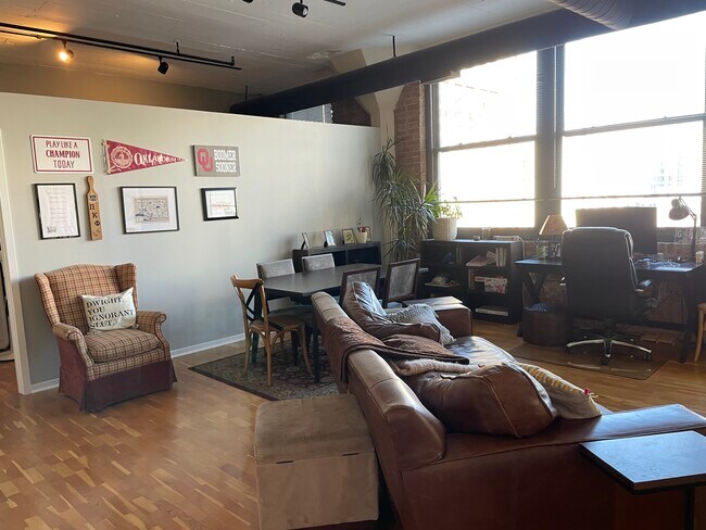 Building Photo - 621 S Plymouth Ct