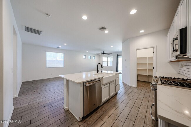 Building Photo - 3332 W Dunbar Dr