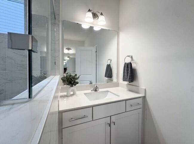 Building Photo - 612 Columbus Cir