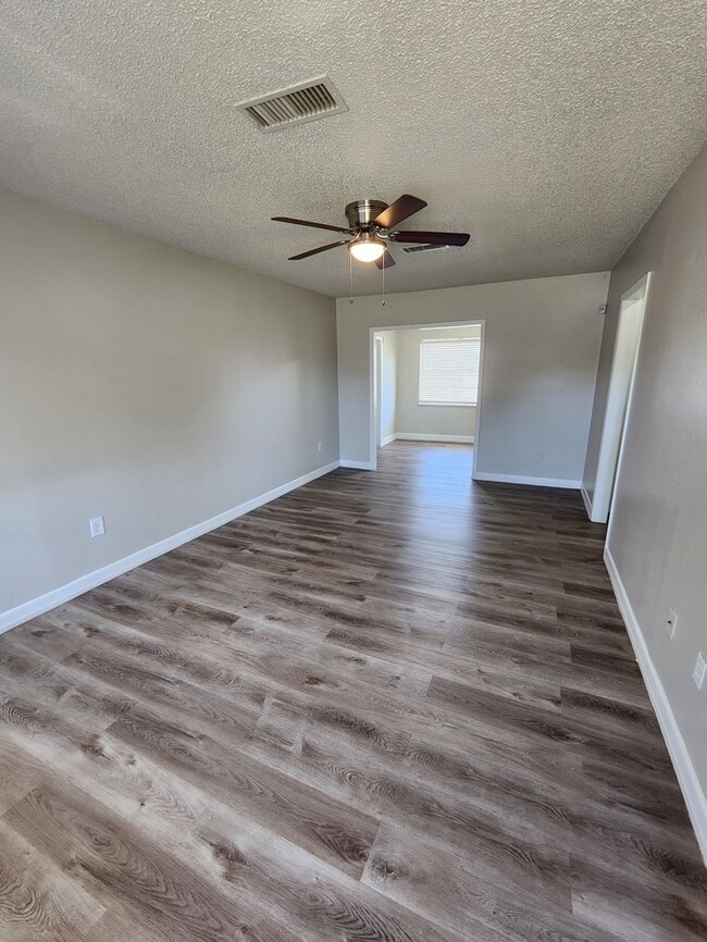 Building Photo - 2 bed 1 bath home, 1 car garage