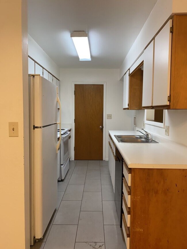 Building Photo - STUDENTS WELCOME! Sprawling Ranch Home w/ Large Fenced Yard