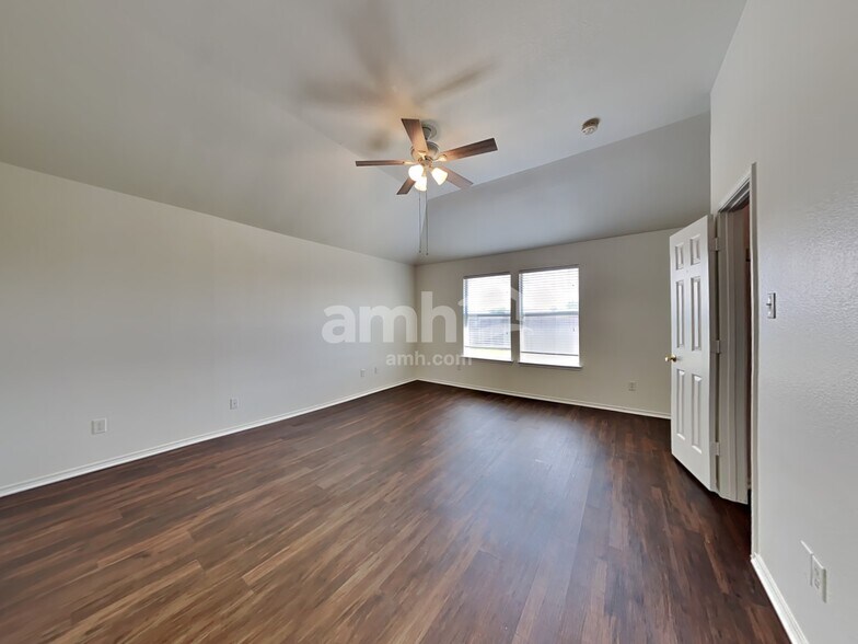 Building Photo - 617 Overton Dr