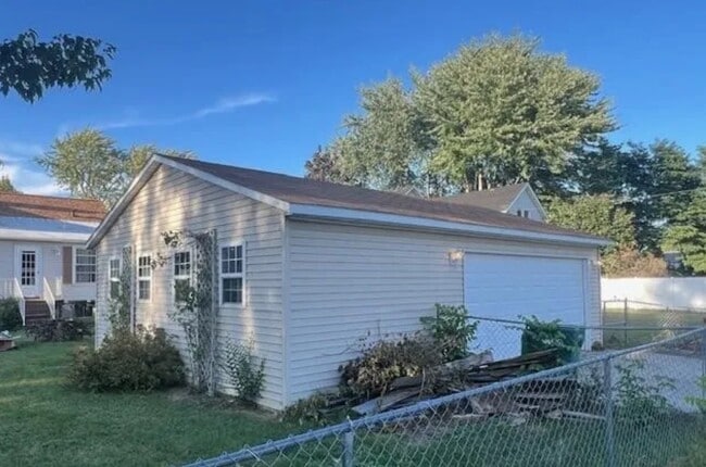 Building Photo - 208 Bird St