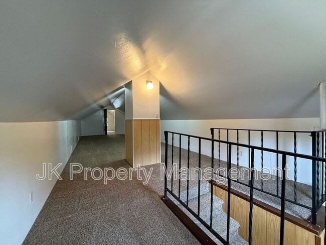 Building Photo - 609 6th Ave N