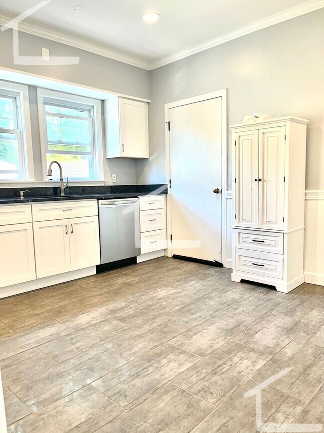 Building Photo - Free Laundry, Parking, Stainless Steel appliances, Backyard