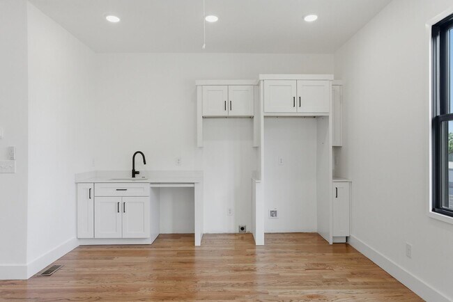 Building Photo - 914 N 12th St
