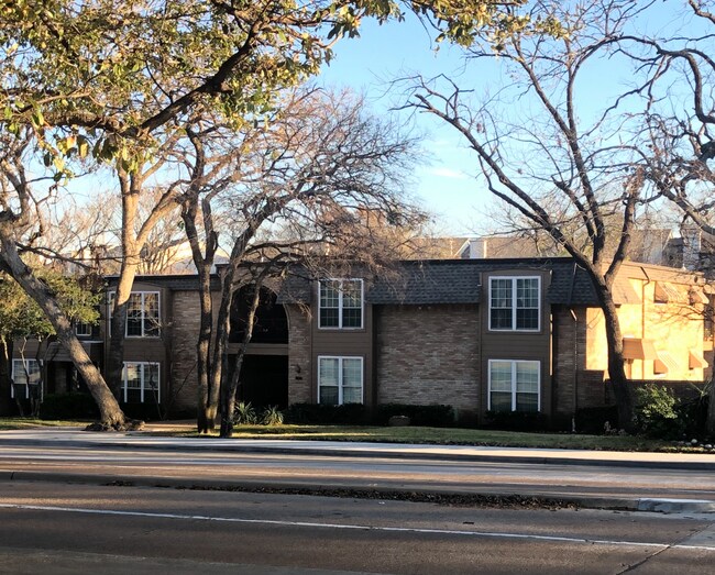 Building Photo - BEAUTIFUL HOME. UTILITIES INCLUDED!!!!