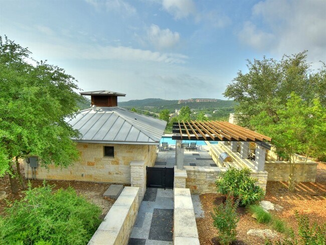 Building Photo - Beautiful 2 Bedroom, 2.5 Bath Townhome in Northwest Austin