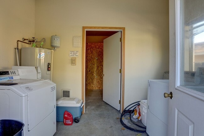 Building Photo - NE Bend Rental Near St. Charles Hospital | 2 Bed, 1 Bath | Off-Street Parking | 97701