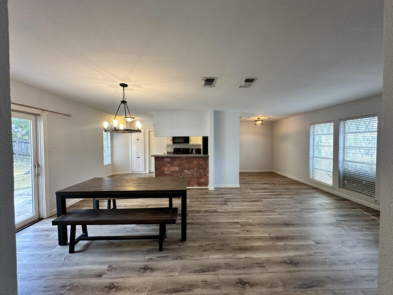 Living space - 4814 Rollingfield Dr