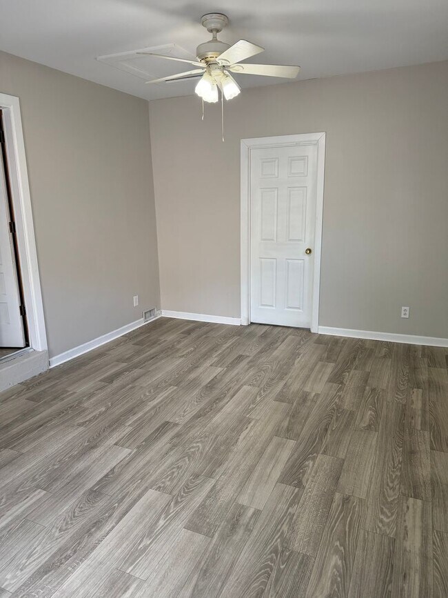 Building Photo - Charming 3-bedroom,1-bath home w/Detached garage for rent in Springfield, Tennessee.