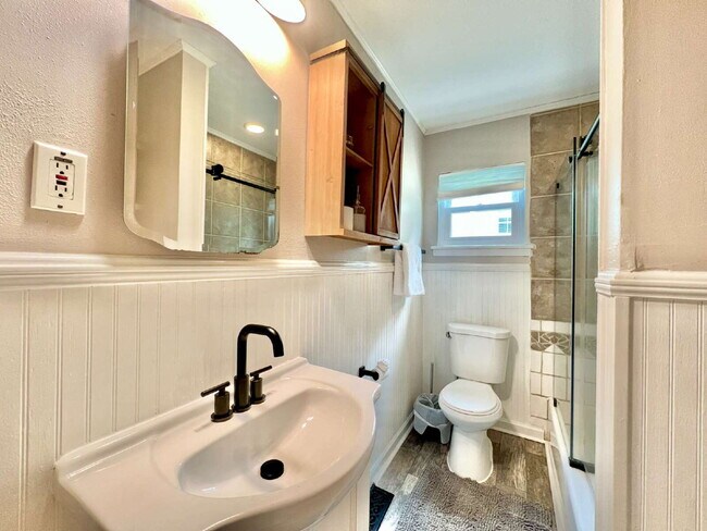 Building Photo - Picturesque 3 Bedroom House!