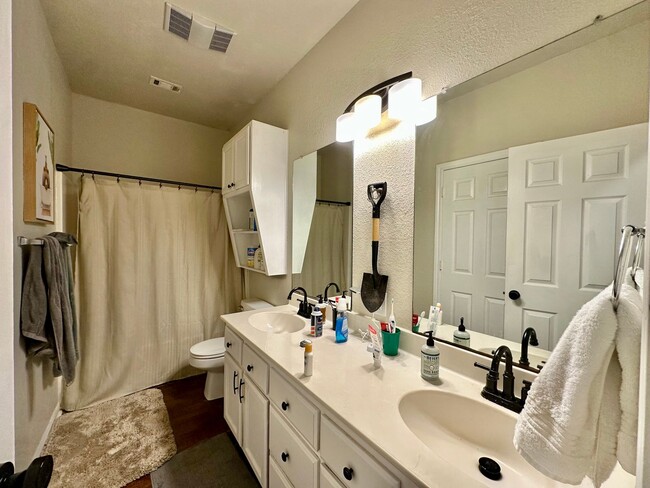 Building Photo - Spacious 4/2 Walking Distance to Baylor Campus & Minutes from Downtown!