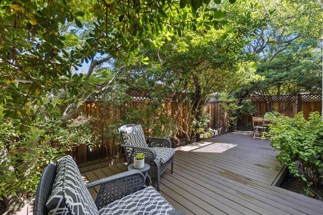 Building Photo - Delightful 3/3bth End-Unit Townhouse in Ce...