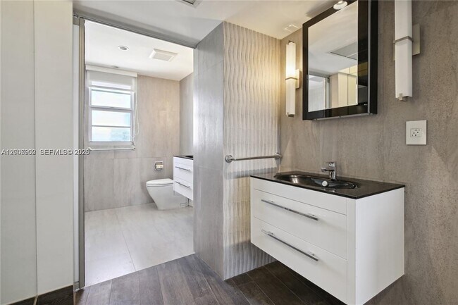 Building Photo - 5255 Collins Ave