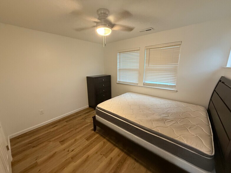 Building Photo - Room in Duplex on S Alston Ave