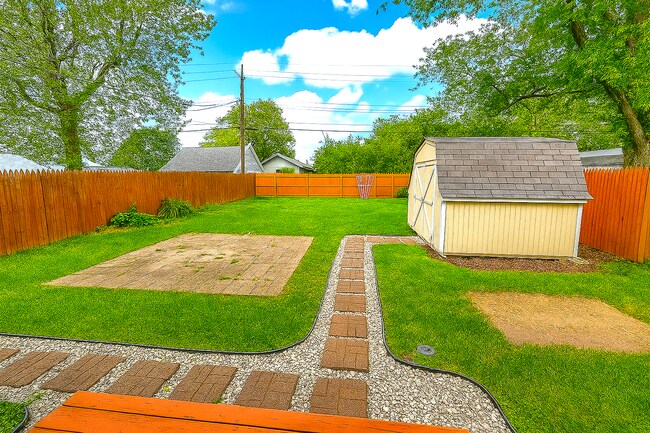 Building Photo - 704 E Perry St