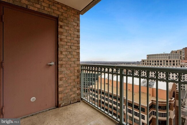 Building Photo - 851 N Glebe Rd