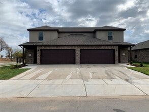 Building Photo - 402 Red Robin St