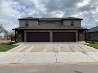 Building Photo - 402 Red Robin St