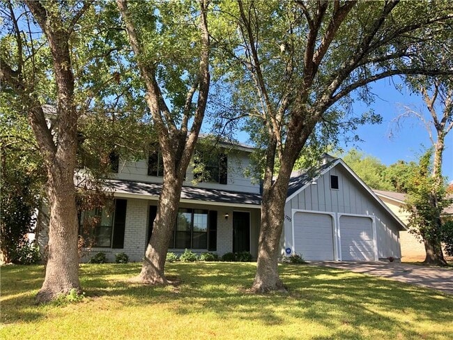 Building Photo - 1705 Pebble Brook Dr