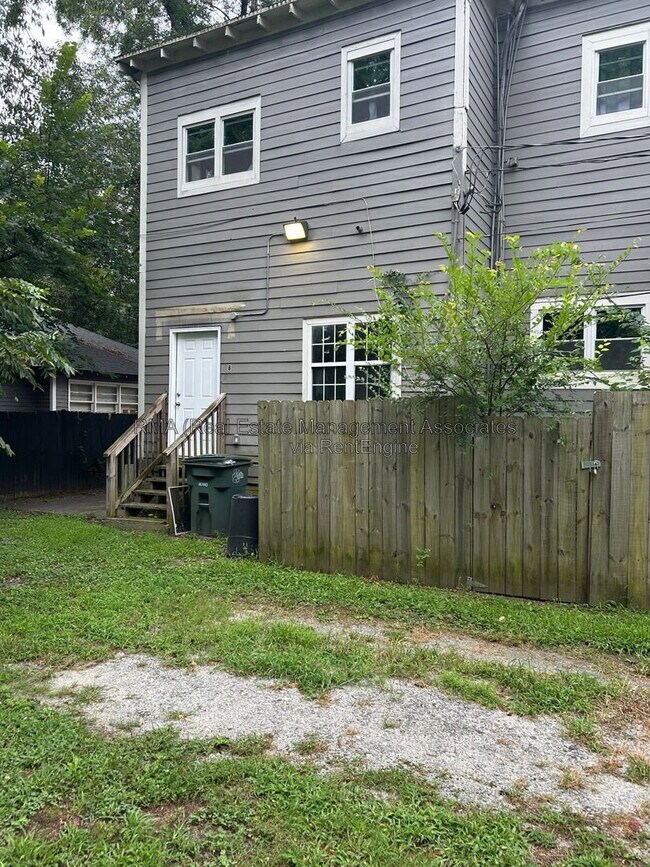 Building Photo - 631 W Poplar St