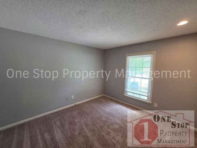 Building Photo - 4 Bedroom, 2.5 Bathroom Home in North Kansas City, Missouri