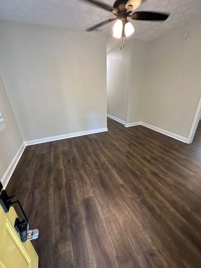 Building Photo - Fully Renovated 4/1-Single Family  Availab...