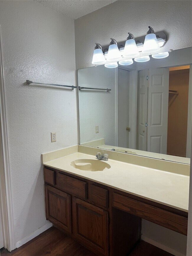 Building Photo - 200 Pecan Dr