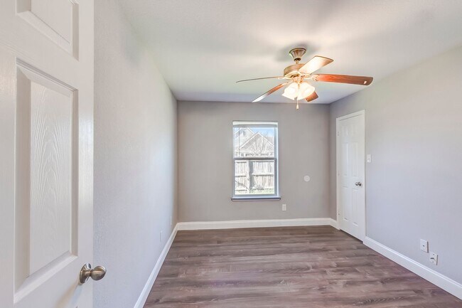 Building Photo - 2930 Saulsbury Dr