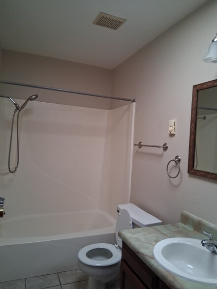 Building Photo - 1234 N Willow St