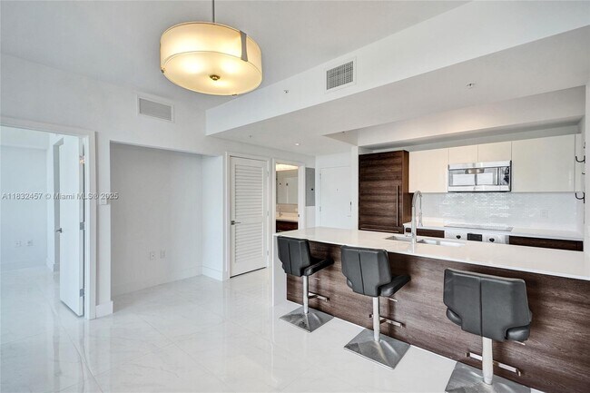 Building Photo - 301 Altara Ave