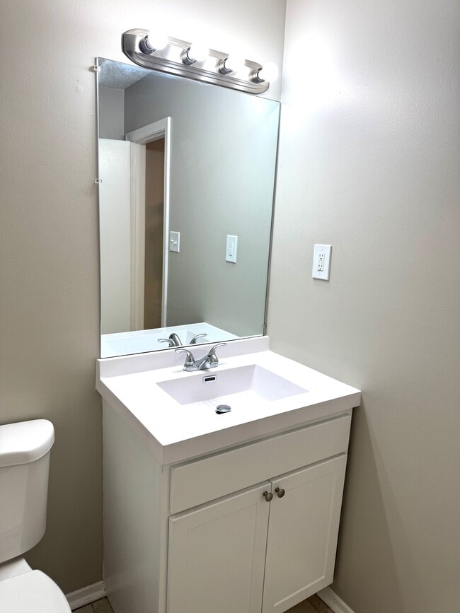 Building Photo - 6475 Yorkshire Rd