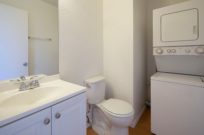 Building Photo - 2br/1.5ba Townhouse in North Park with Washer and Dryer, A/C, and Parking!