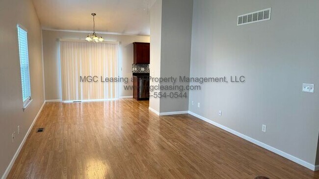 Building Photo - Charming Townhome in Prime Northland Locat...