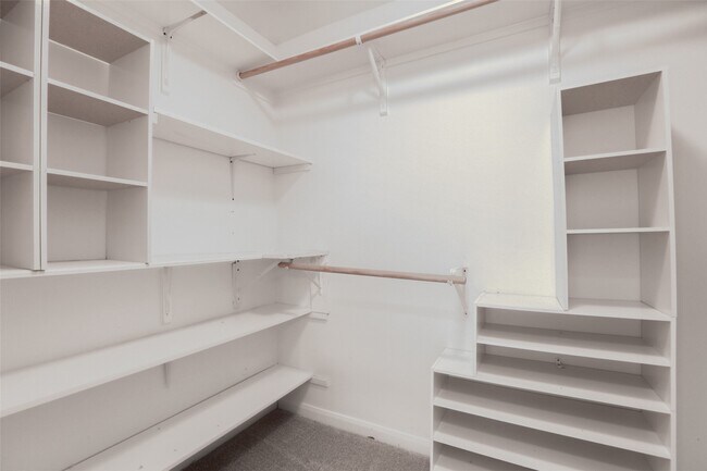 Building Photo - 11905 Algonquin Dr