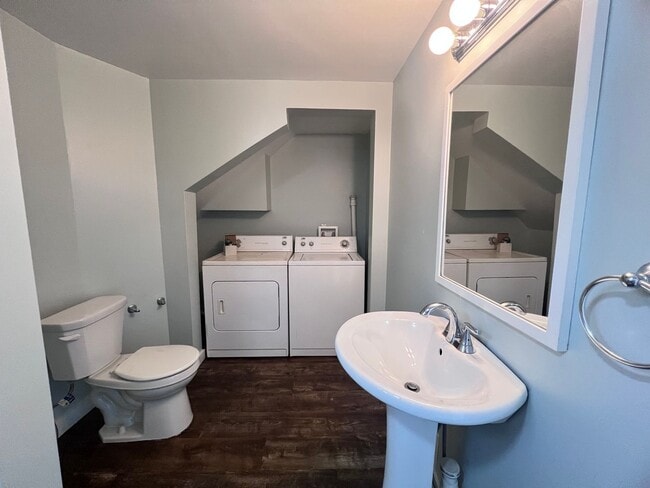 Building Photo - 3 bedroom home with main floor laundry!