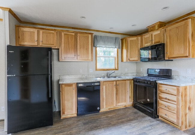 Building Photo - Lake Erie Estates