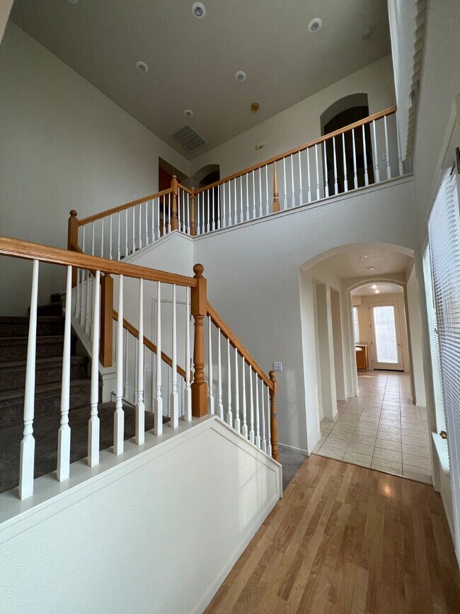 Building Photo - North Merced: 5 bedroom 3 bathroom 2 story...