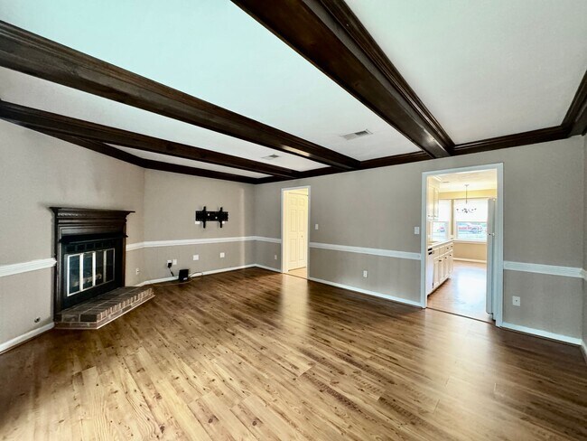 Building Photo - Available 11-14-25! Lakefront Townhome w/2...