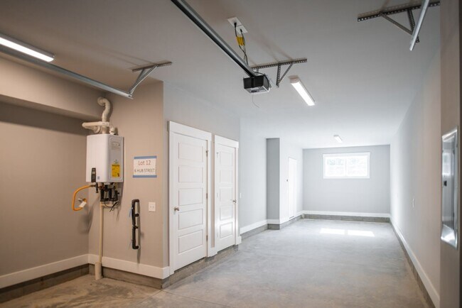 Building Photo - 2 BR 2.5 BA- Downtown Greenville Townhome- FOR RENT