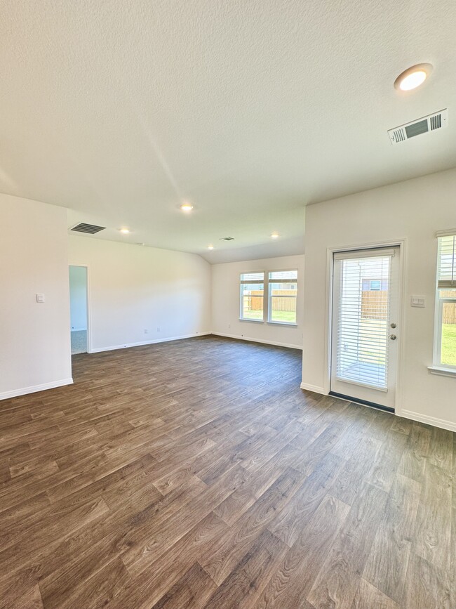 Living room/Dining room - 650 Gladiola Loop