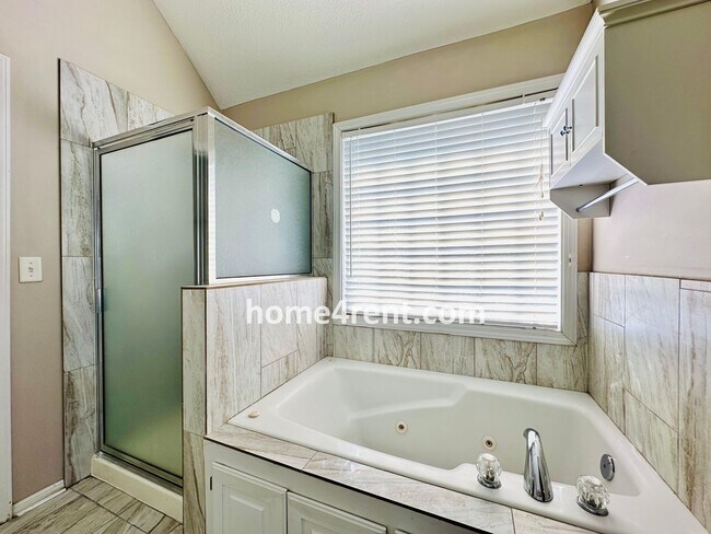 Building Photo - Wonderful Northland Home w/ Hardwood Floors and Plenty of Space!!