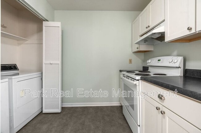 Building Photo - 222 Poplar St